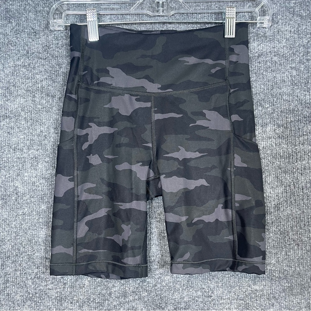 Athleta Womens XS Black Gray Camo Ultimate Stash Pocket 7” Shorts Biking Stretch
